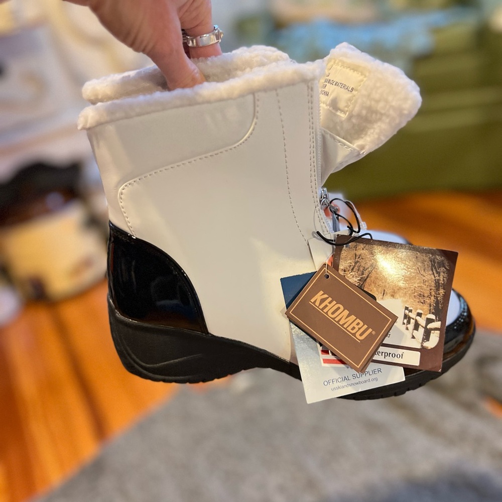 NWT KHUMBU  winter boots